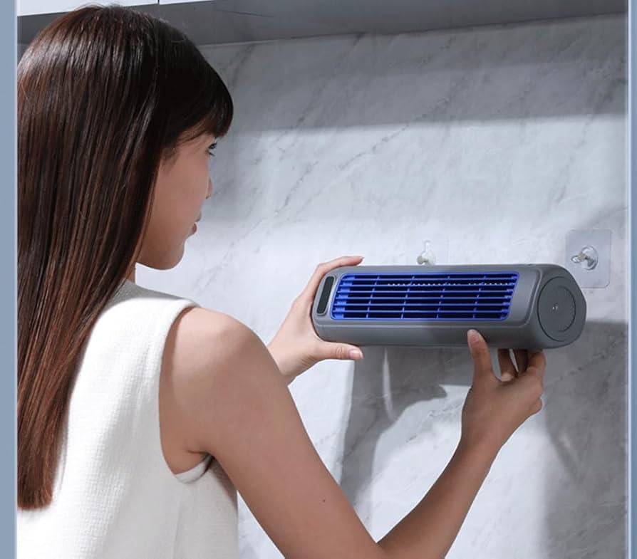 Froza AC Mini-Luftkühler auf einem Schreibtisch in einem modernen Homeoffice – kompakte persönliche Kühllösung für heiße Sommertage in Deutschland.
