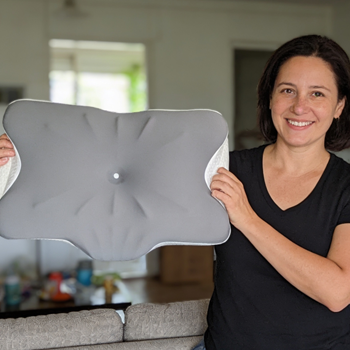 Person sleeping comfortably on the ArcaPillow ergonomic memory foam pillow with a breathable cooling cover, designed to support natural neck alignment and provide pressure-relieving comfort throughout the night.